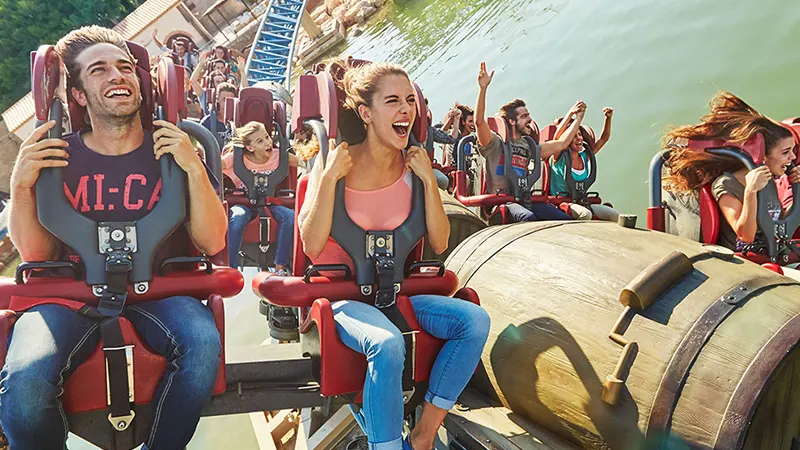 Familias disfrutando de parques con tecnología y comodidad